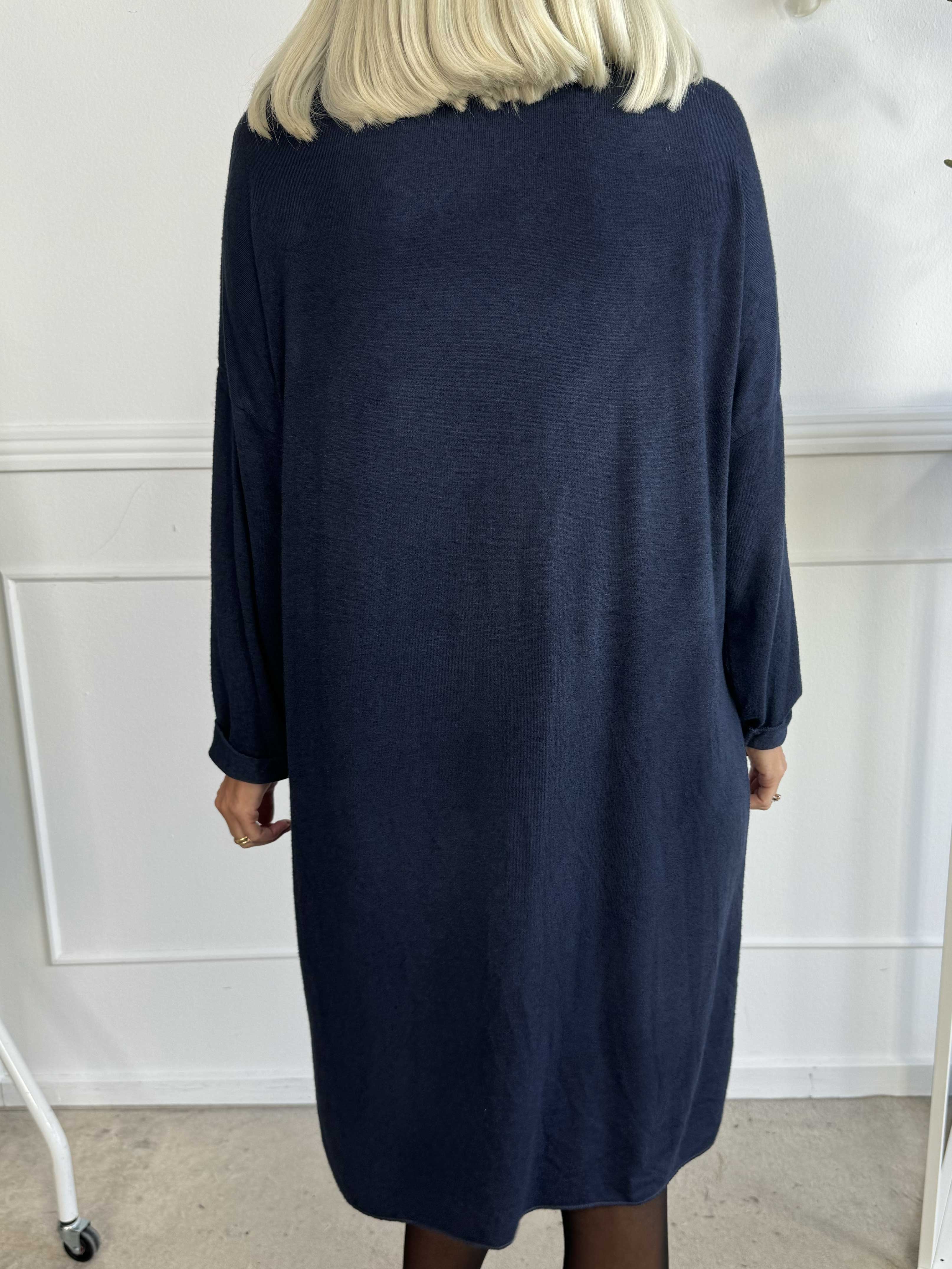 Djamila Long - Klänning i megamjuk viskos med v-ringning